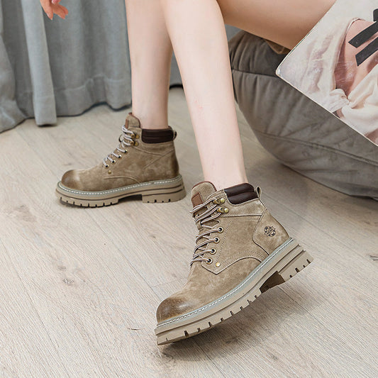 Effortlessly Elegant Boots with a Timeless Design