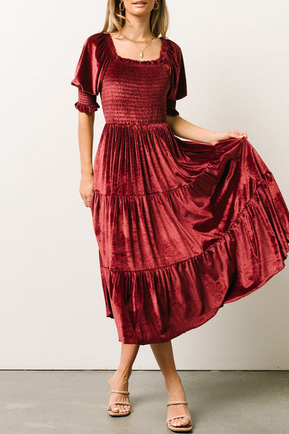 Well Tailored Dress with a Graceful Silhouette