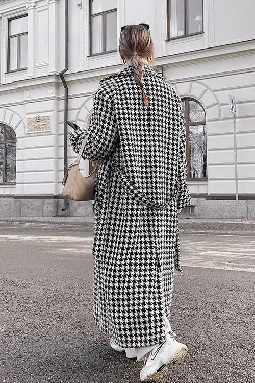 Well Tailored Coat with a Graceful Silhouette