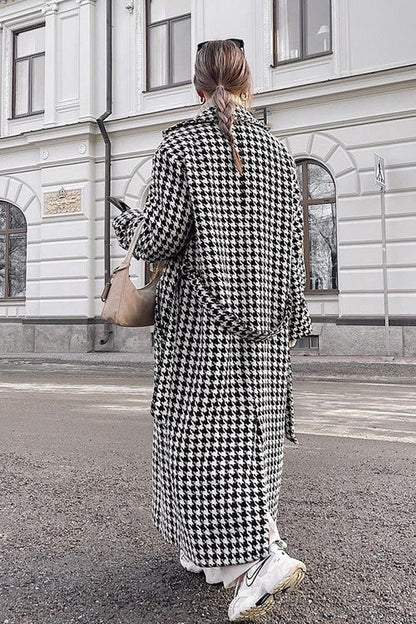 Well Tailored Coat with a Graceful Silhouette