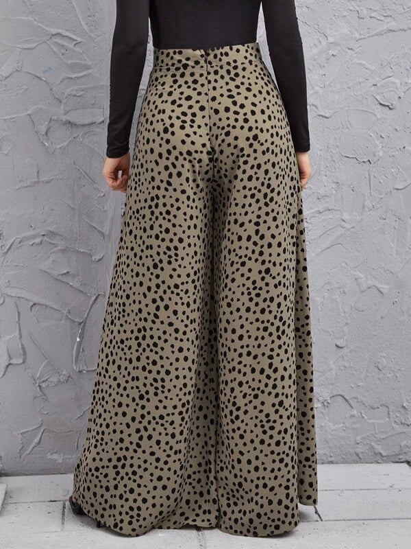Elegantly Styled Trousers for Everyday Wear