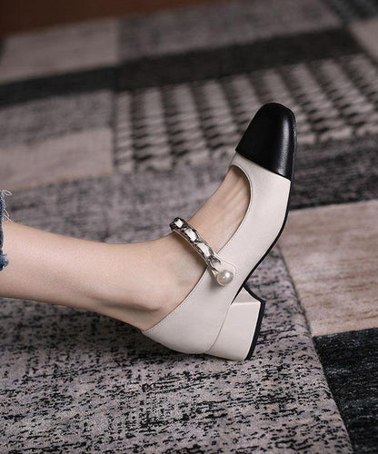 Effortlessly Elegant Heels with a Timeless Design