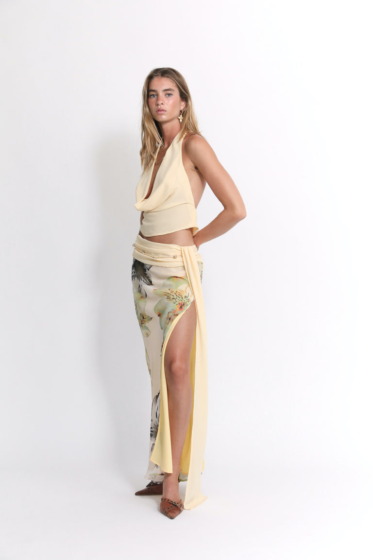 Well Tailored Top with a Graceful Silhouette