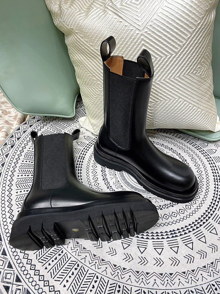 Well Tailored Boots with a Graceful Silhouette