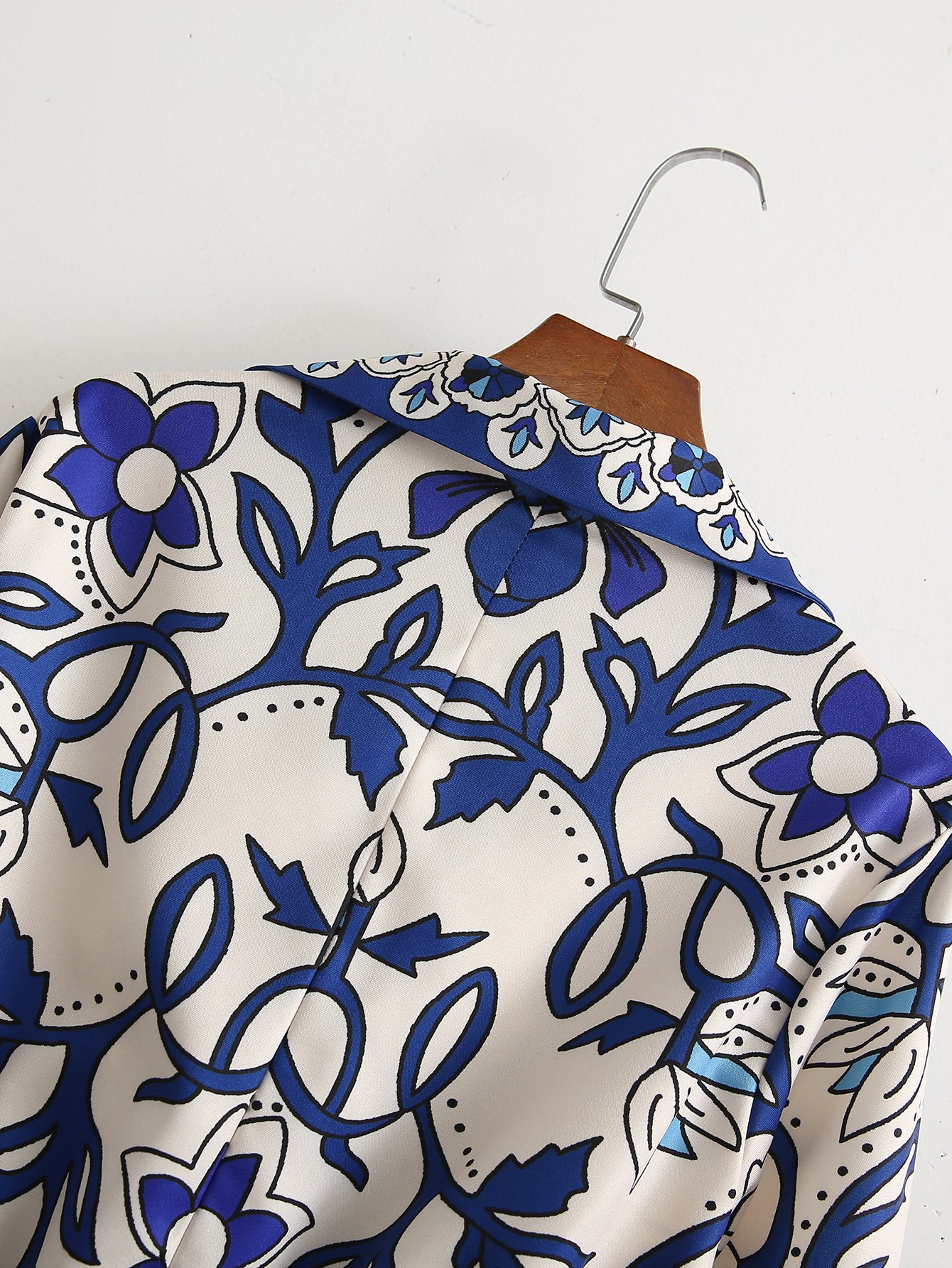 Effortlessly Elegant Shirt with a Timeless Design