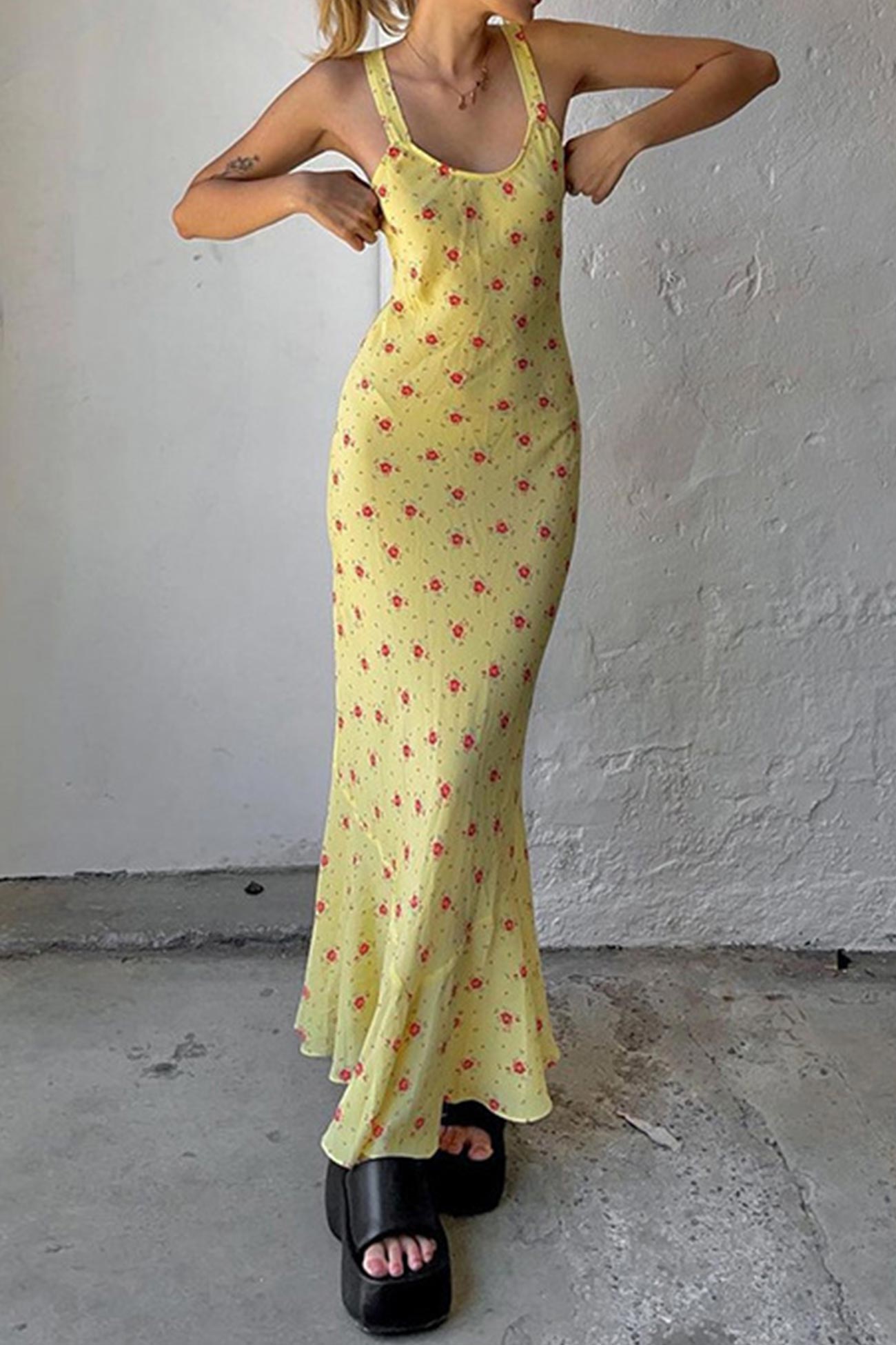 Well Tailored Dress with a Graceful Silhouette