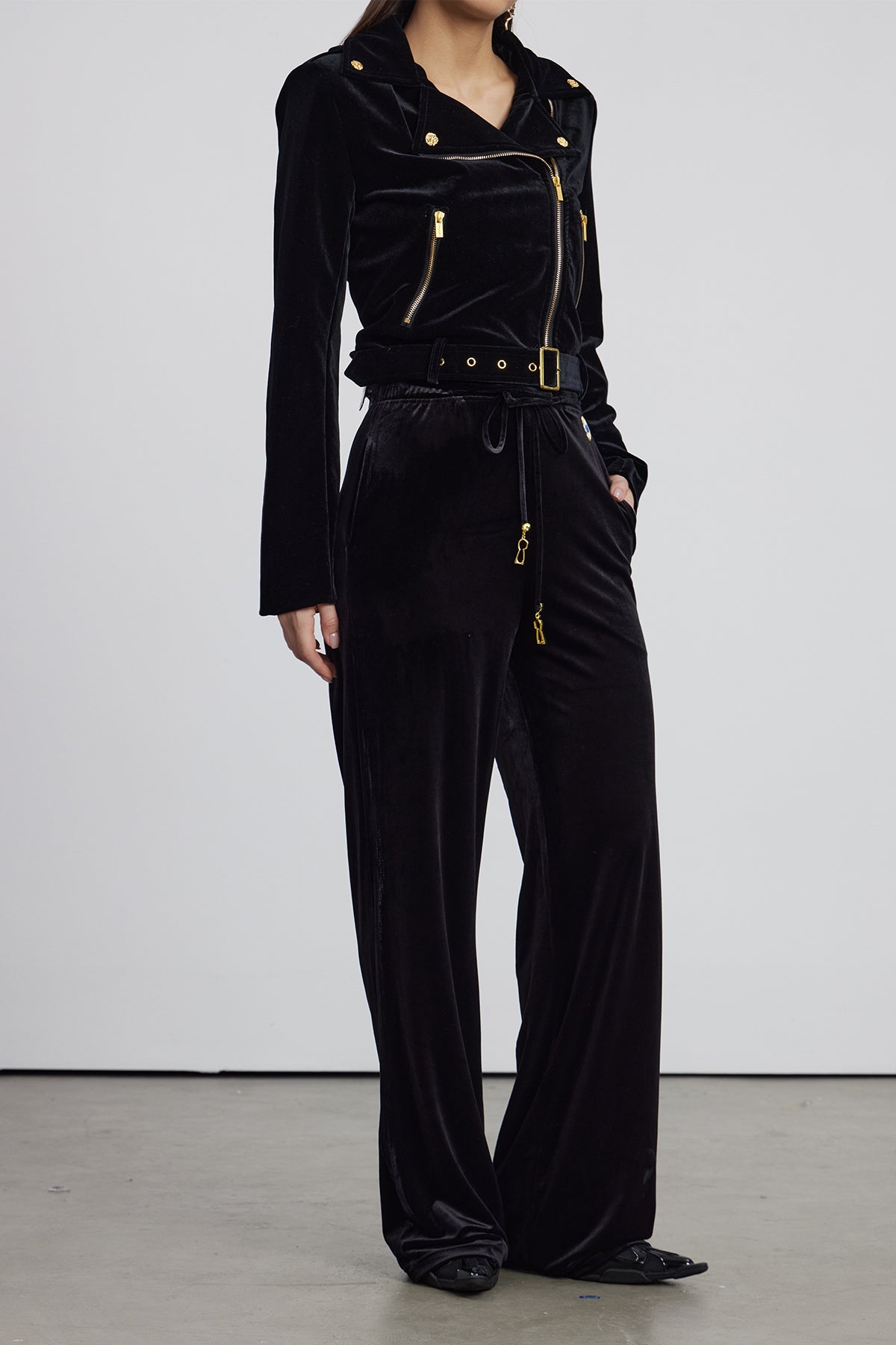 Well Tailored Pants with a Graceful Silhouette