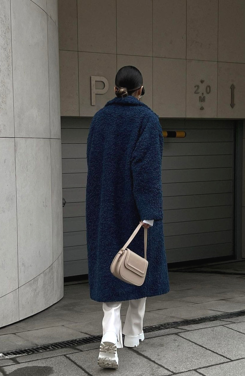Well Tailored Coat with a Graceful Silhouette