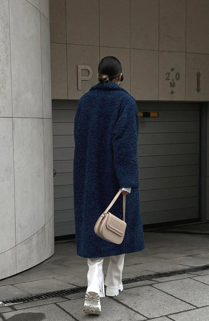 Well Tailored Coat with a Graceful Silhouette