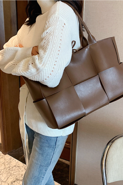 Well Tailored Bag with a Graceful Silhouette