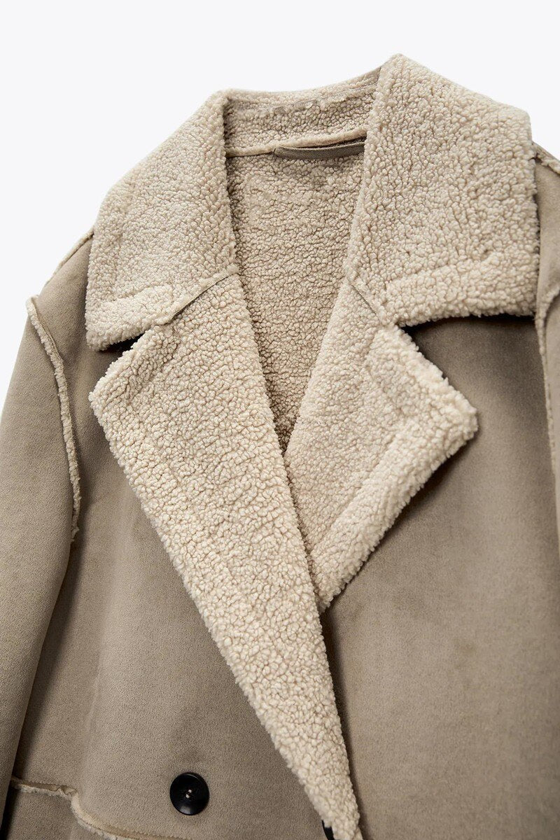 Well Tailored Coat with a Graceful Silhouette