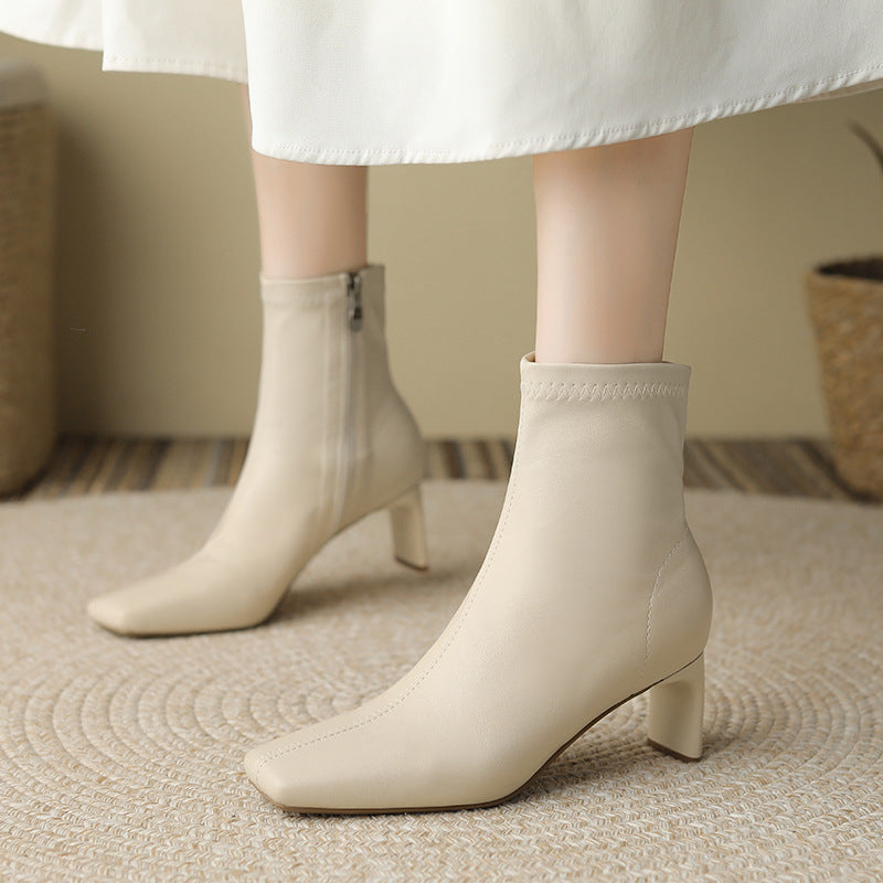 Effortlessly Elegant Boots with a Timeless Design