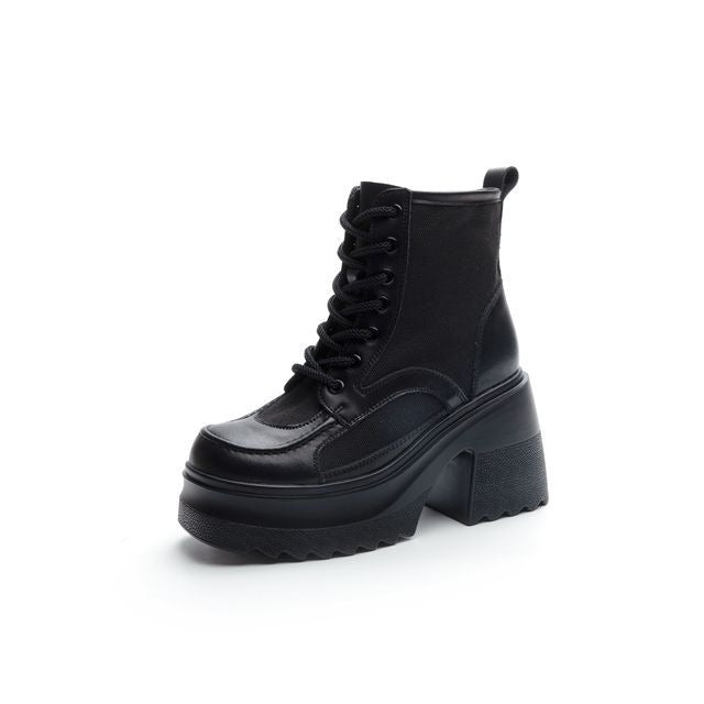 Effortlessly Elegant Boots with a Timeless Design