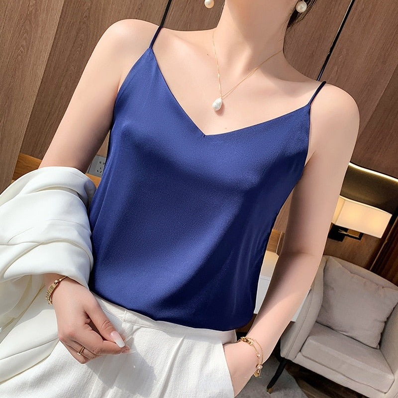 Well Tailored Top with a Graceful Silhouette