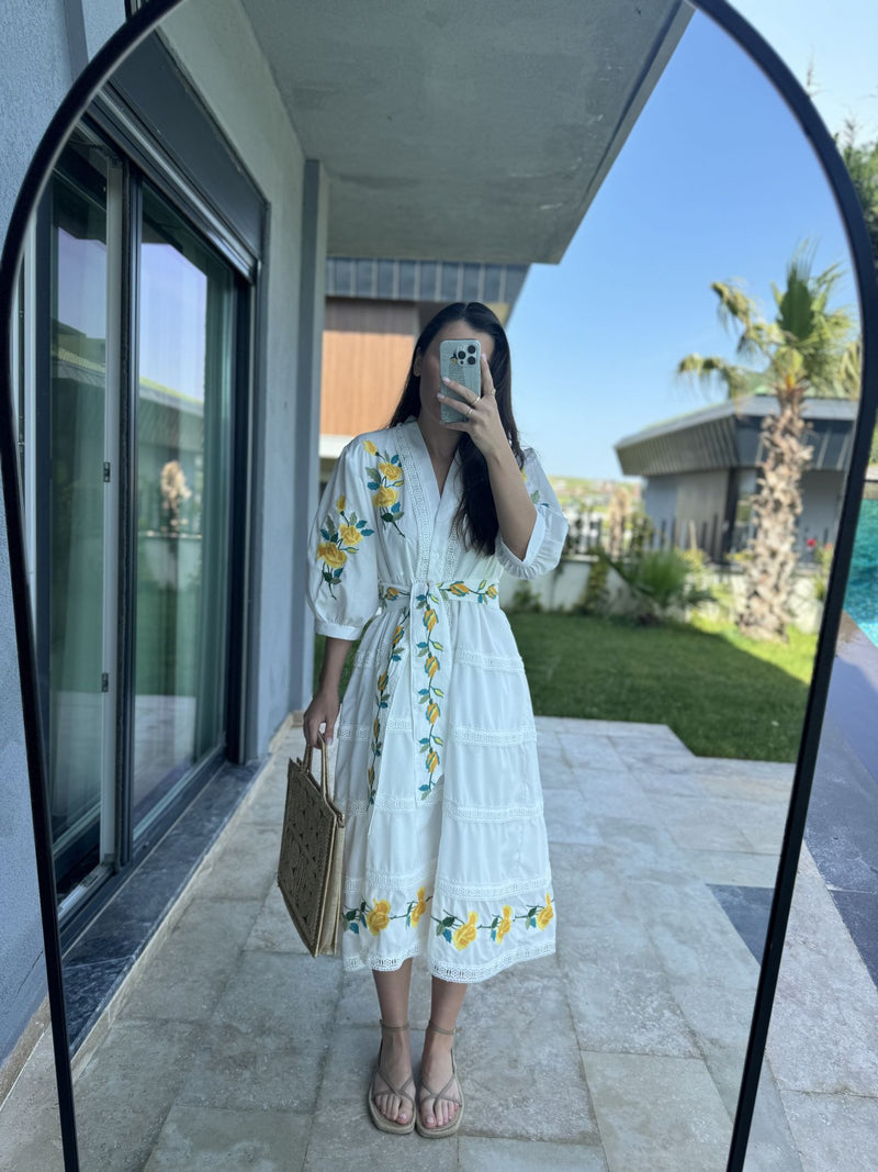 Effortlessly Elegant Dress with a Timeless Design