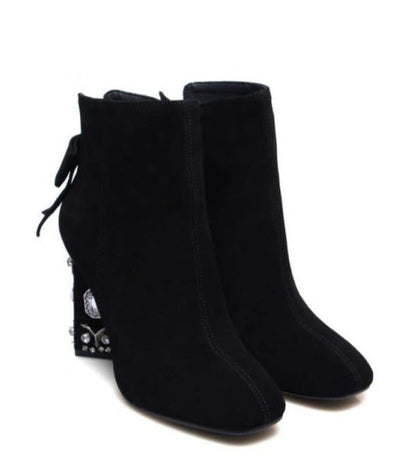 Effortlessly Elegant Heels with a Timeless Design
