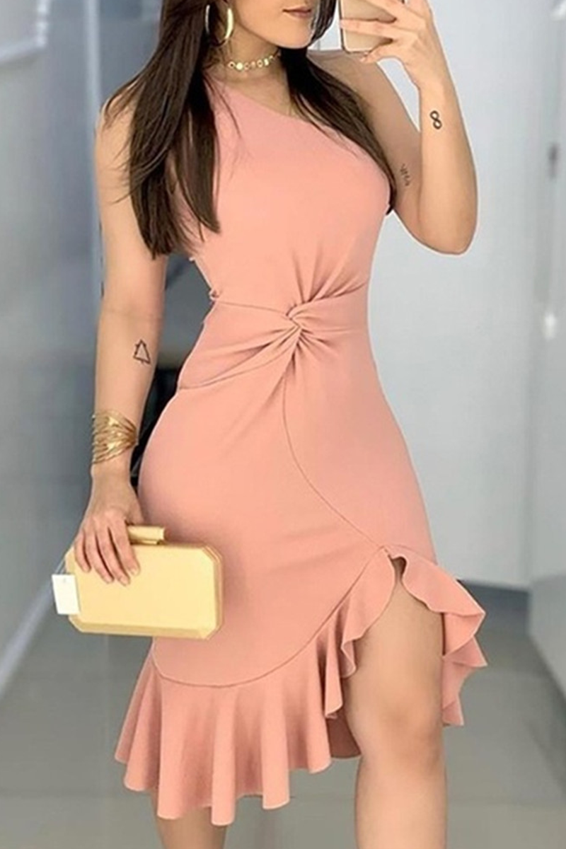 Well Tailored Dress with a Graceful Silhouette