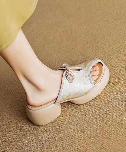 Well Tailored Sandals with a Graceful Silhouette