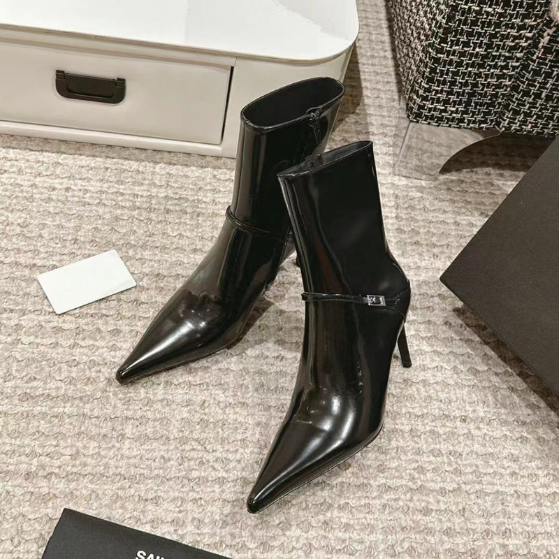 Effortlessly Elegant Boots with a Timeless Design