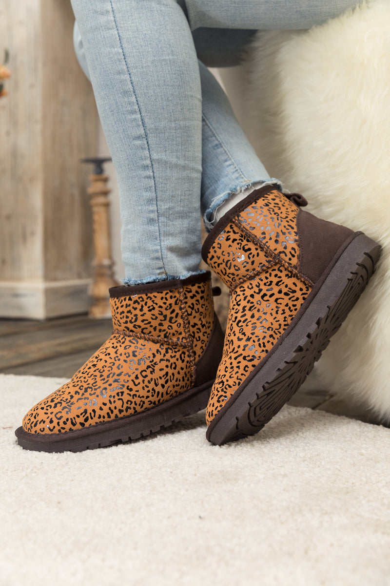 Effortlessly Elegant Boots with a Timeless Design