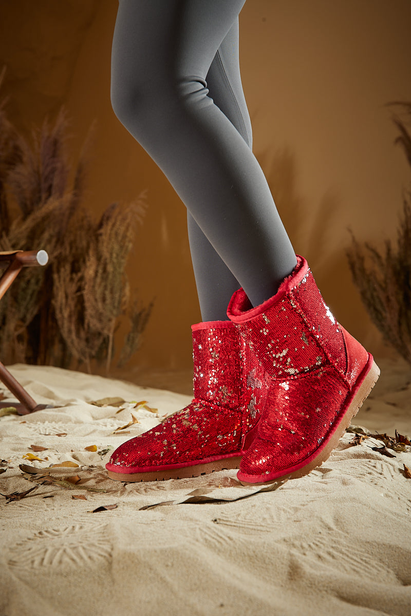 Effortlessly Elegant Boots with a Timeless Design