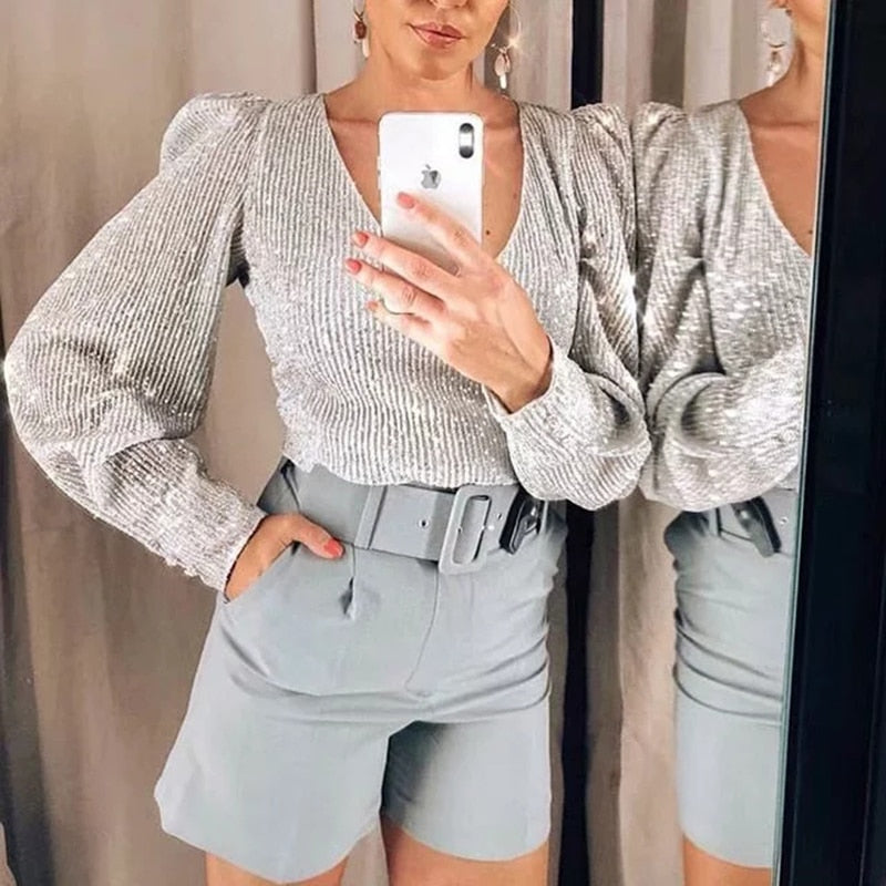 Well Tailored Top with a Graceful Silhouette