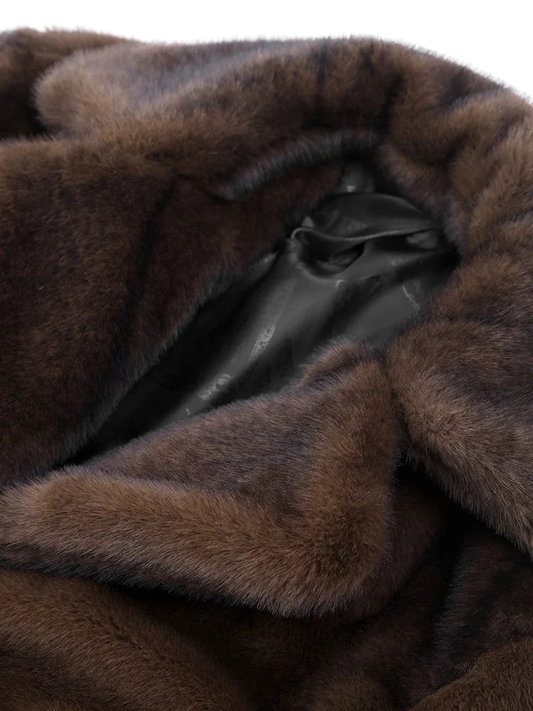 Effortlessly Elegant Coat with a Timeless Design