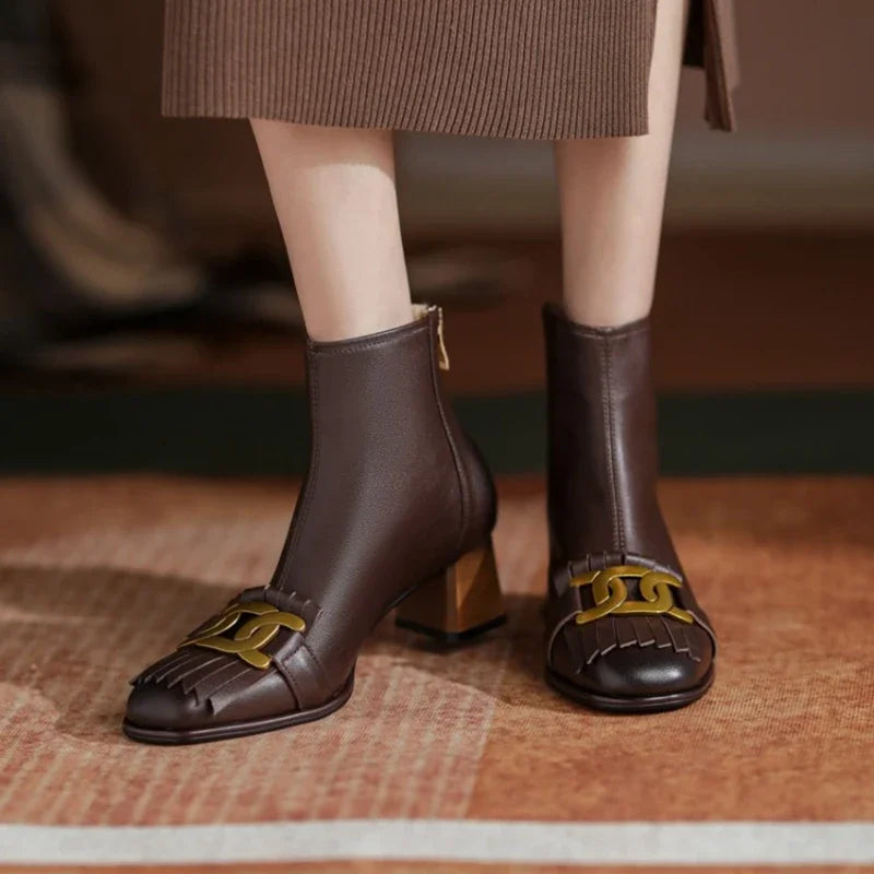 Effortlessly Elegant Boots with a Timeless Design