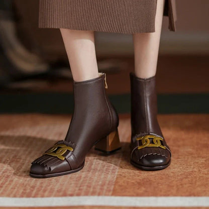 Effortlessly Elegant Boots with a Timeless Design
