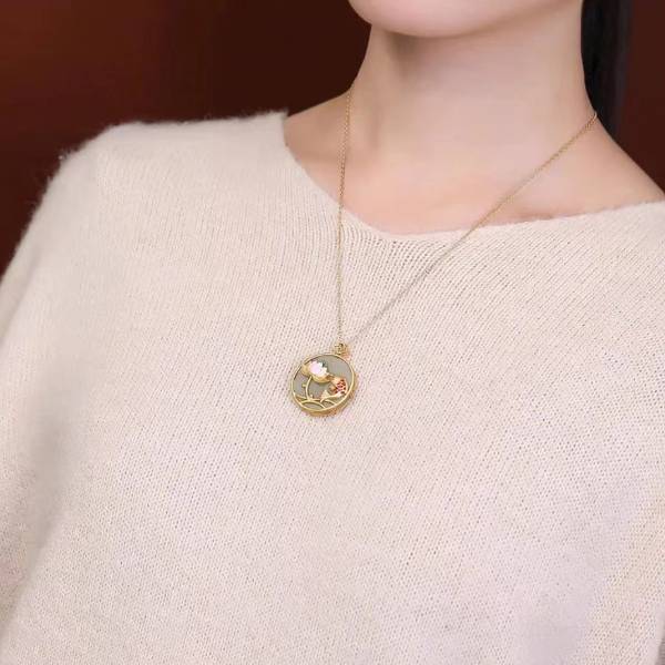 Gracefully Styled Garment for Any Occasion