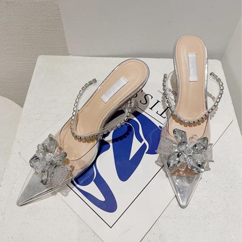 Effortlessly Elegant Heels with a Timeless Design