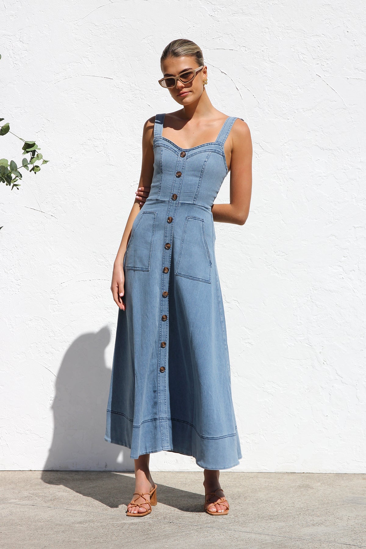 Effortlessly Elegant Dress with a Timeless Design