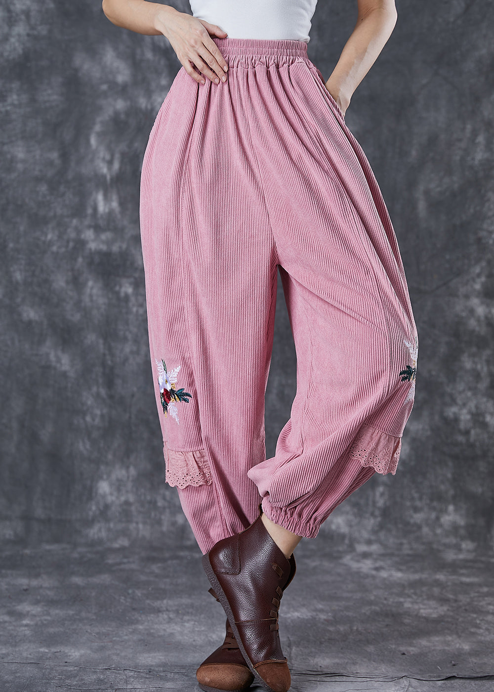 Effortlessly Elegant Pants with a Timeless Design