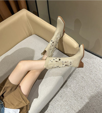Effortlessly Elegant Boots with a Timeless Design
