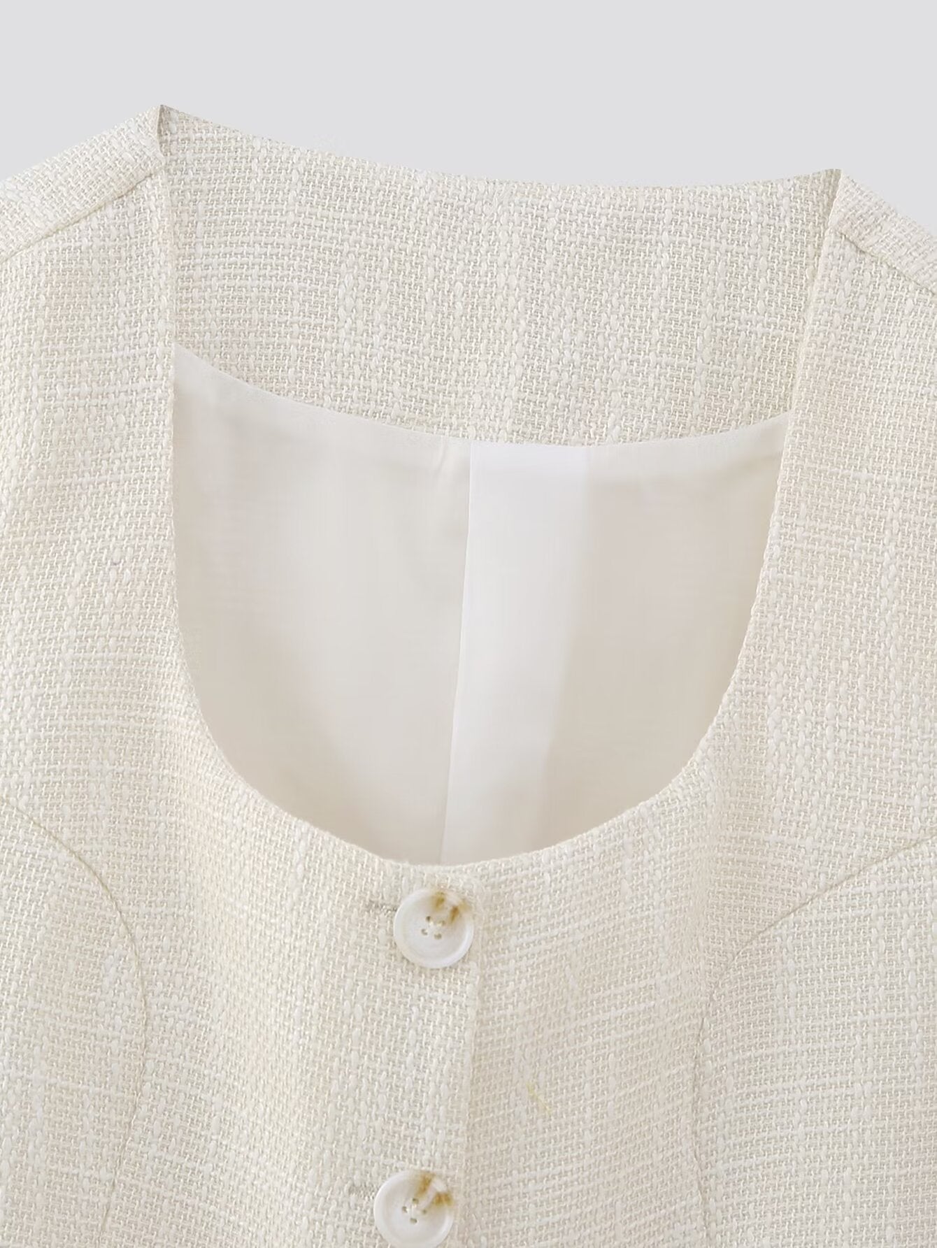Well Tailored Top with a Graceful Silhouette
