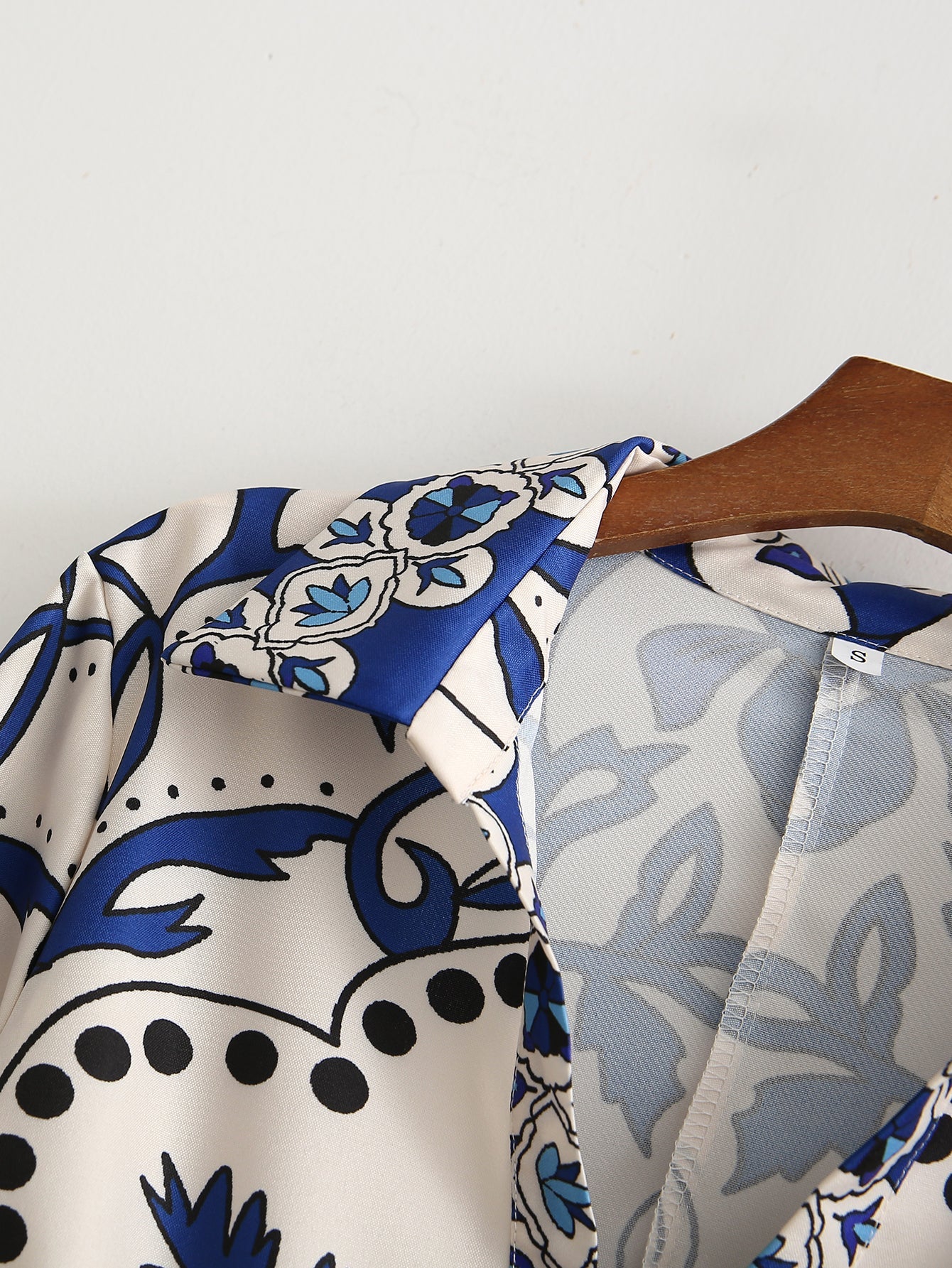 Effortlessly Elegant Shirt with a Timeless Design