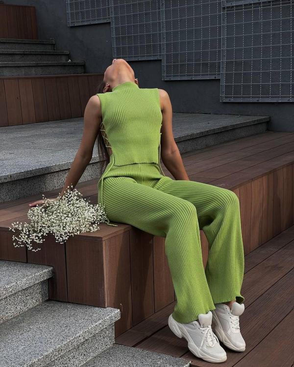 Well Tailored Sweater with a Graceful Silhouette