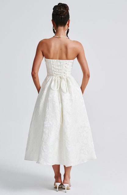Effortlessly Elegant Dress with a Timeless Design