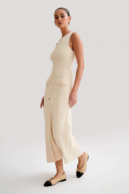 Well Tailored Dress with a Graceful Silhouette