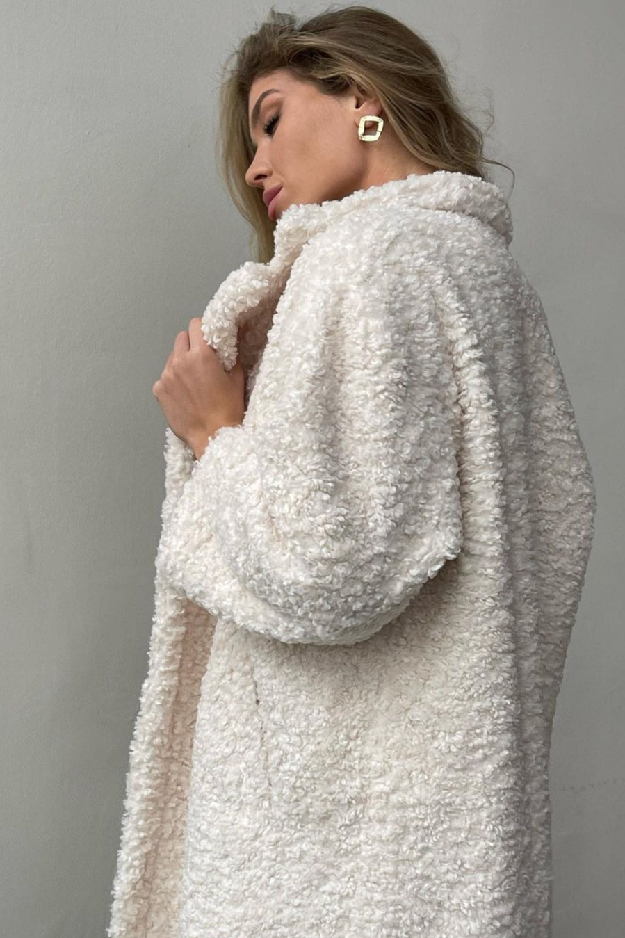 Well Tailored Coat with a Graceful Silhouette