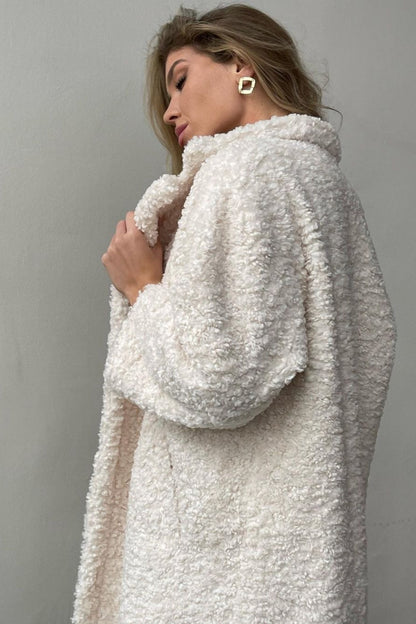 Well Tailored Coat with a Graceful Silhouette
