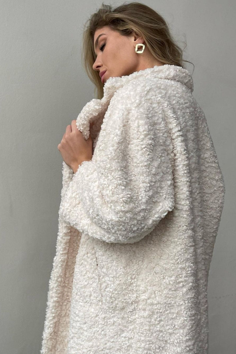 Well Tailored Coat with a Graceful Silhouette