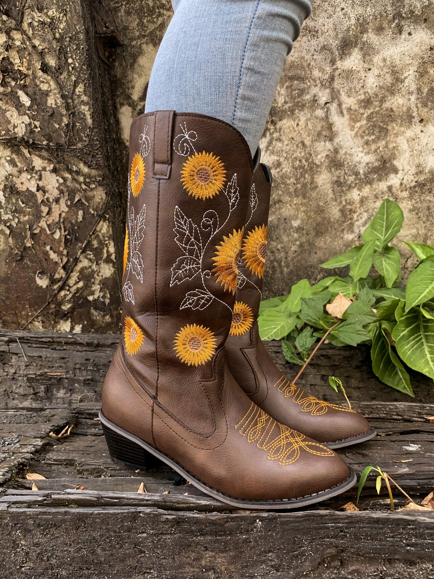 Effortlessly Elegant Boots with a Timeless Design