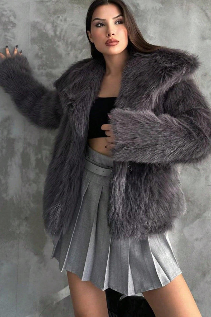 Well Tailored Coat with a Graceful Silhouette