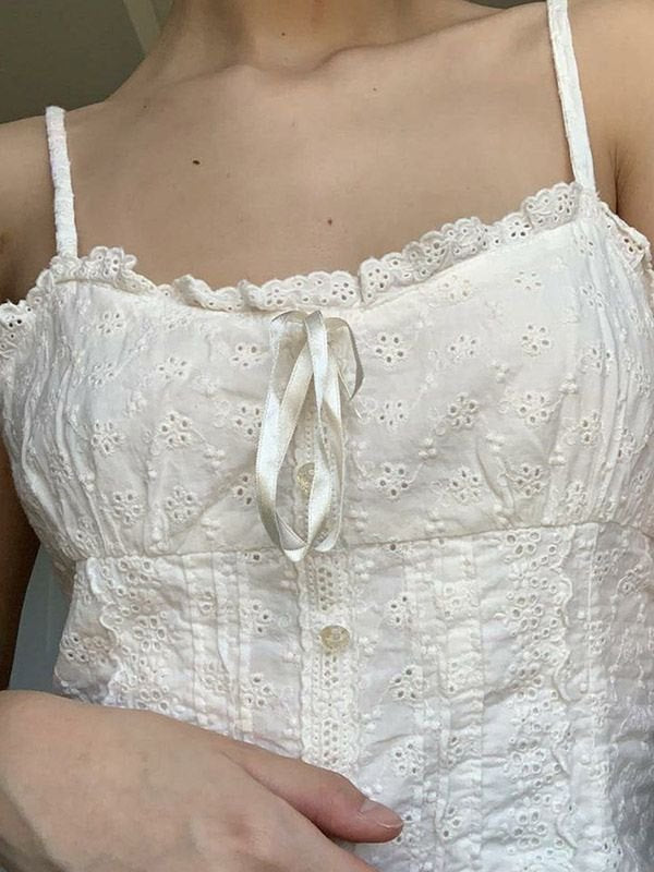 Well Tailored Top with a Graceful Silhouette