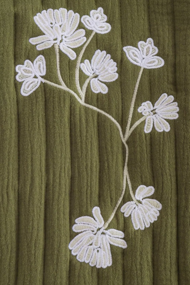 Beautifully Finished Top in a Timeless Design