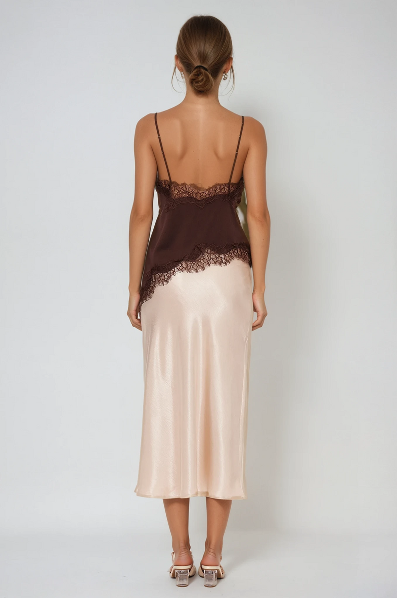 Well Tailored Top with a Graceful Silhouette