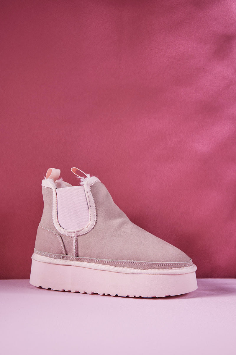 Beautifully Finished Boots in a Timeless Design