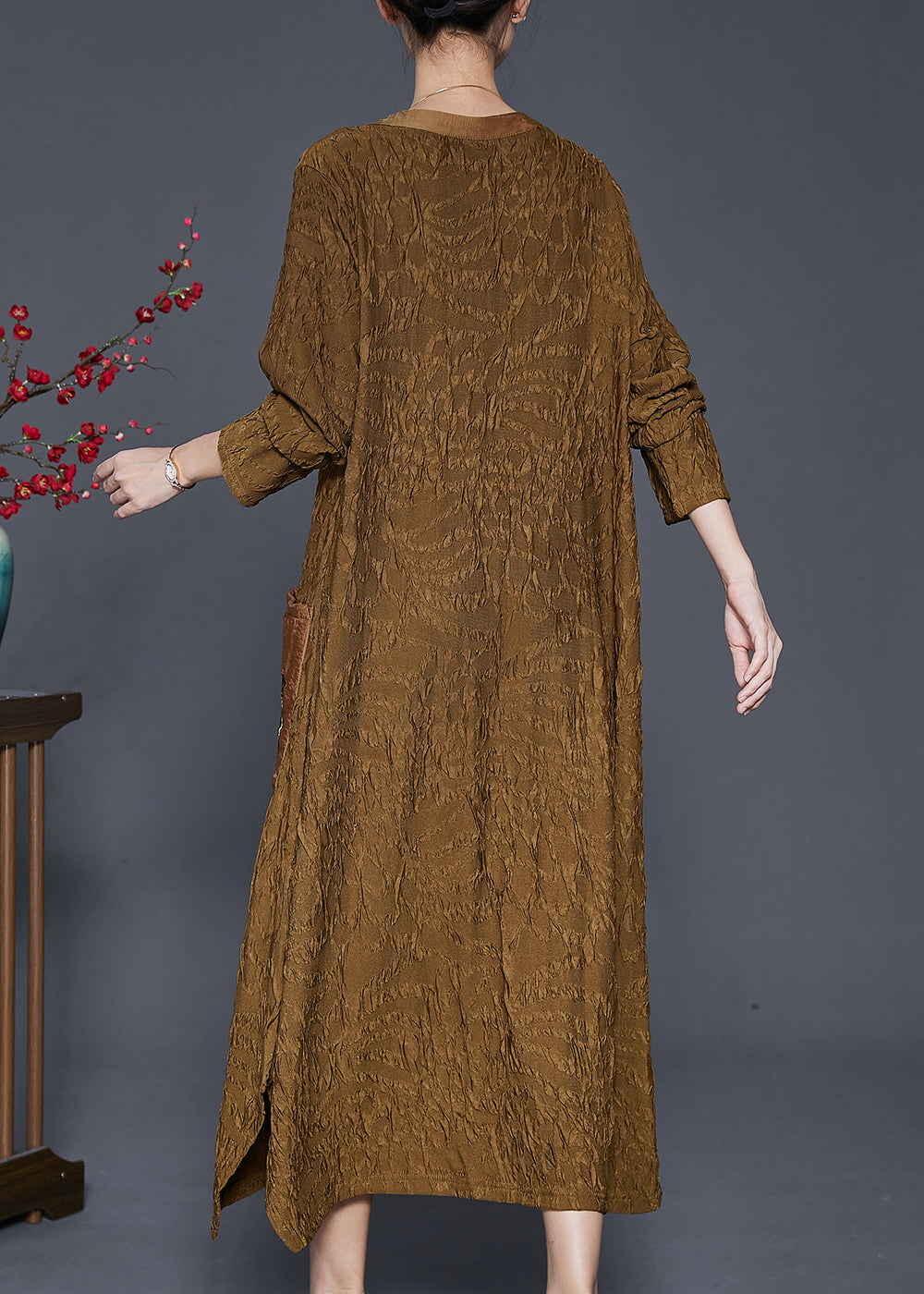 Beautifully Finished Dress in a Timeless Design