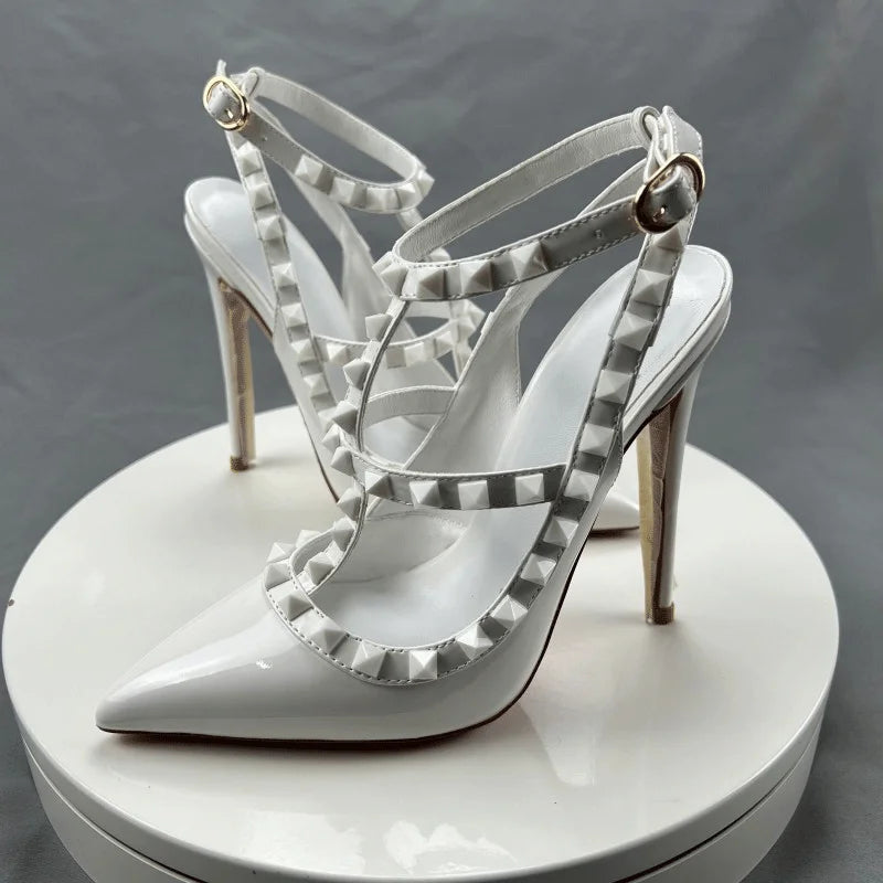 Effortlessly Elegant Sandals with a Timeless Design